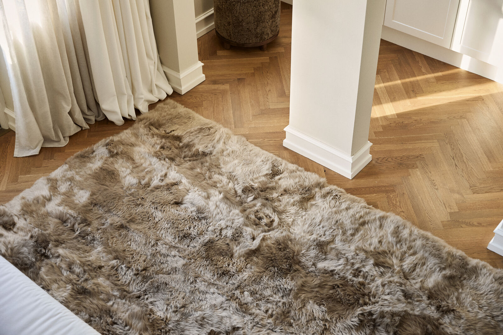 Sheepskin Throws for the Bedroom: Warmth, Style and Practicality