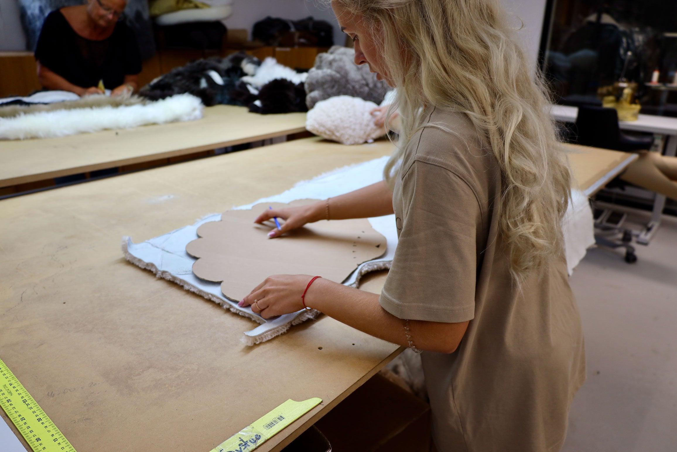 How we create a sheepskin cushion like a shell - Naturescollection.eu