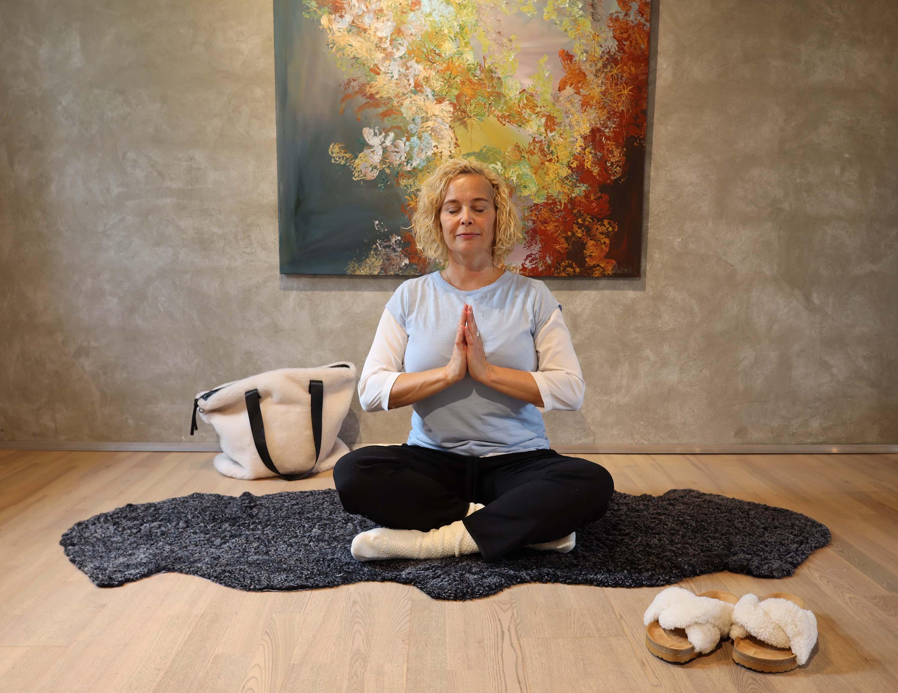 Meditate using a sheepskin - Naturescollection.eu