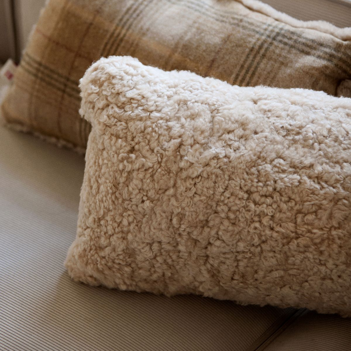Short Wool Sheepskin Cushion | Doublesided | 30x60 cm Anthracite