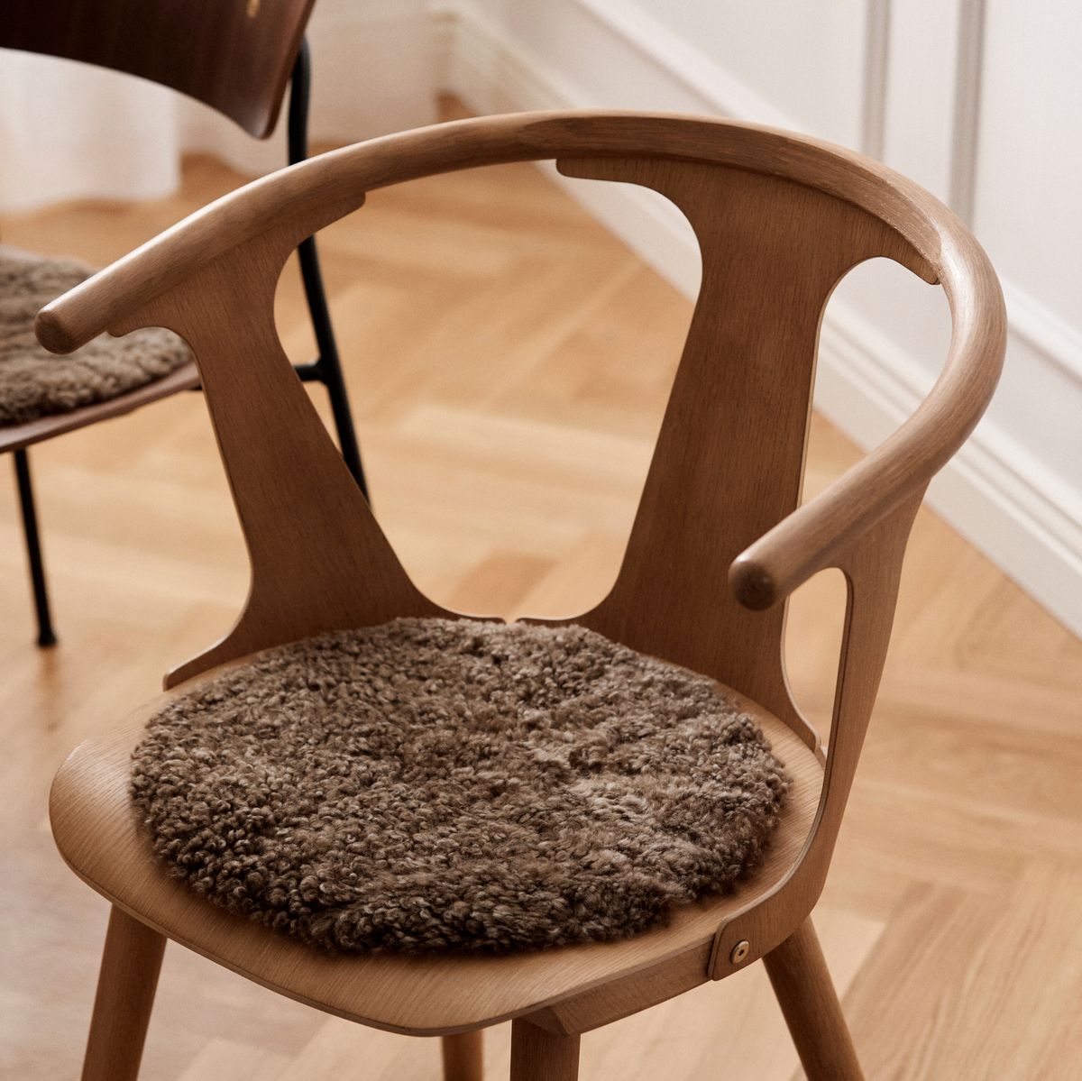 Short Wool Curly Sheepskin Seat Cover | Ø38 cm Anthracite