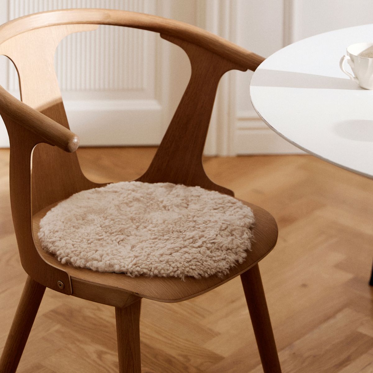 Short Wool Curly Sheepskin Seat Cover | Ø38 cm Anthracite