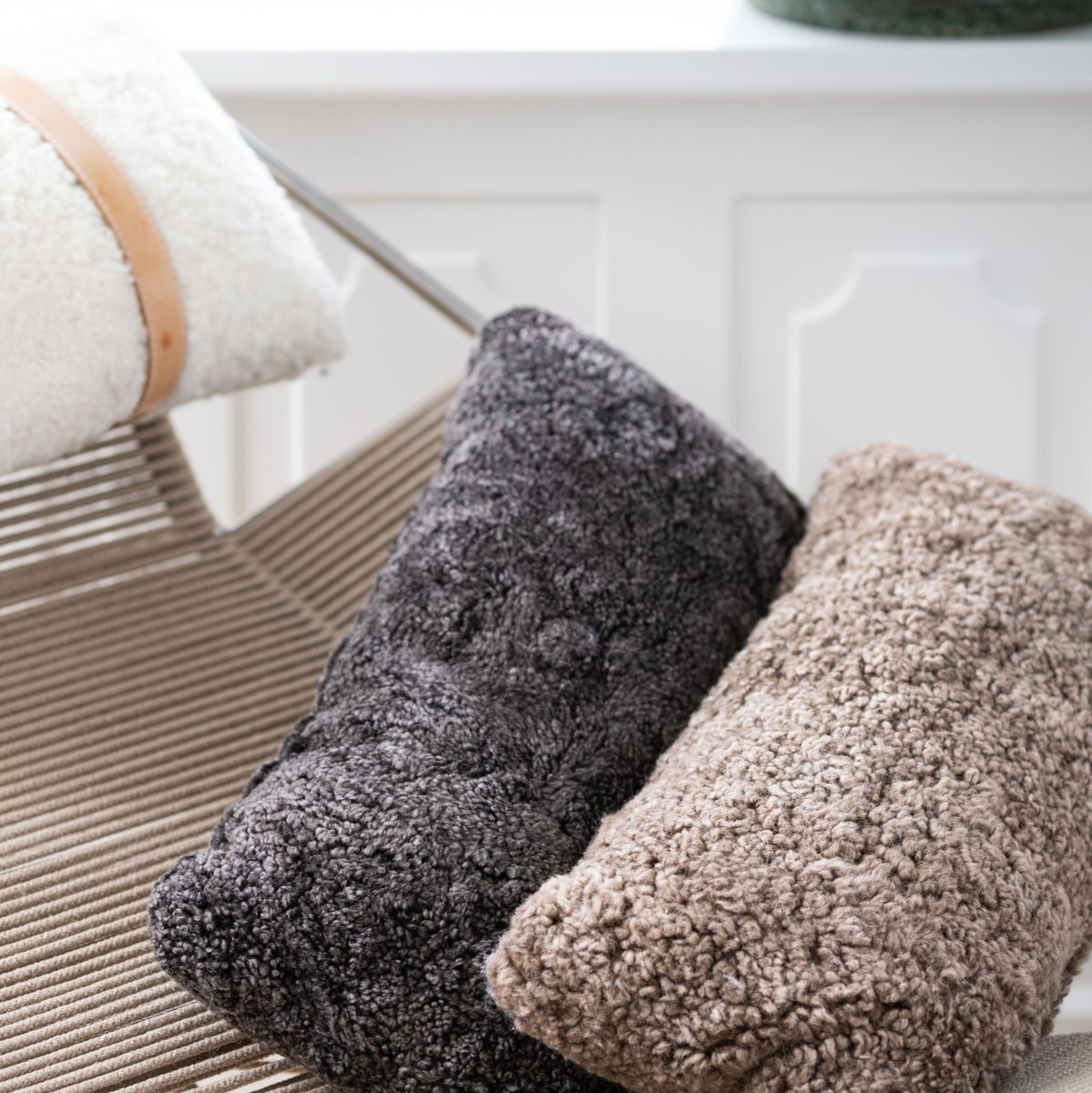 Short-Wool Sheepskin Cushion | Doublesided | 30x60 cm Anthracite
