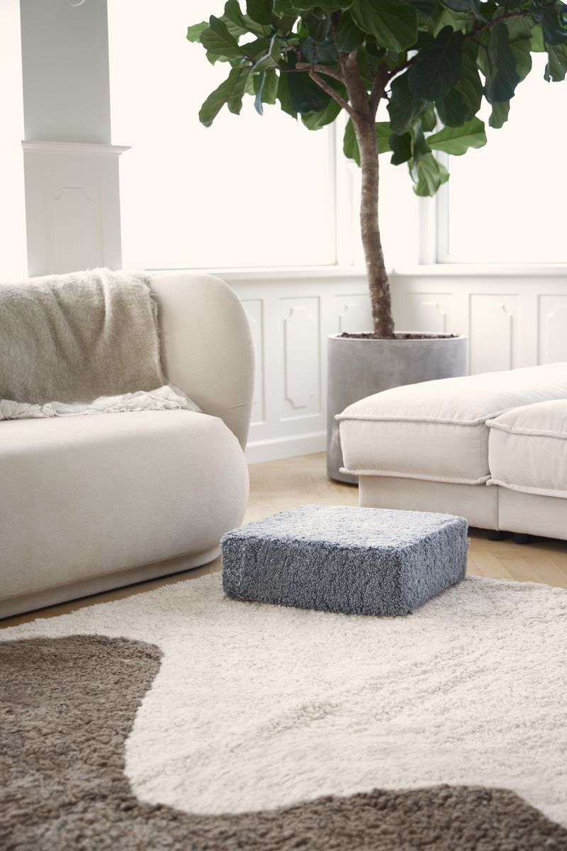 Short Wool Curly Sheepskin Pouf Light Grey