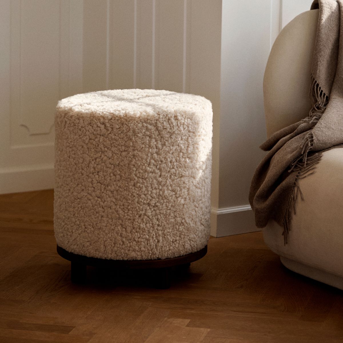 Simon Stool | Short Wool | D46xH42 cm Anthracite