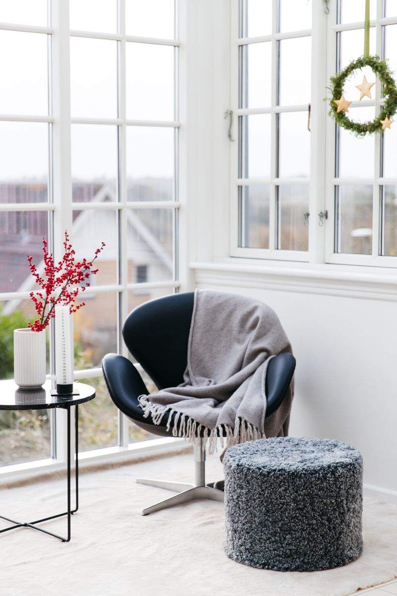 Short Wool Curly Sheepskin Pouf Light Grey