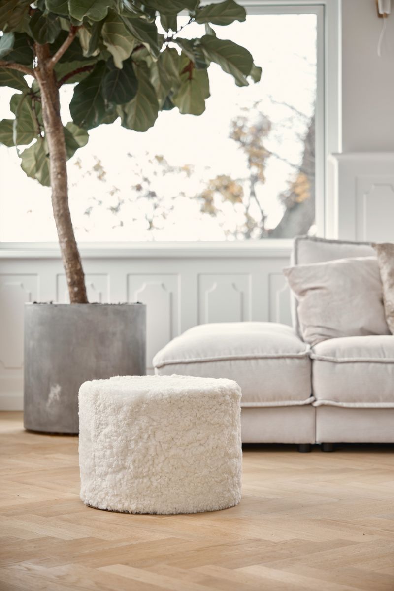 Short Wool Curly Sheepskin Pouf Ivory