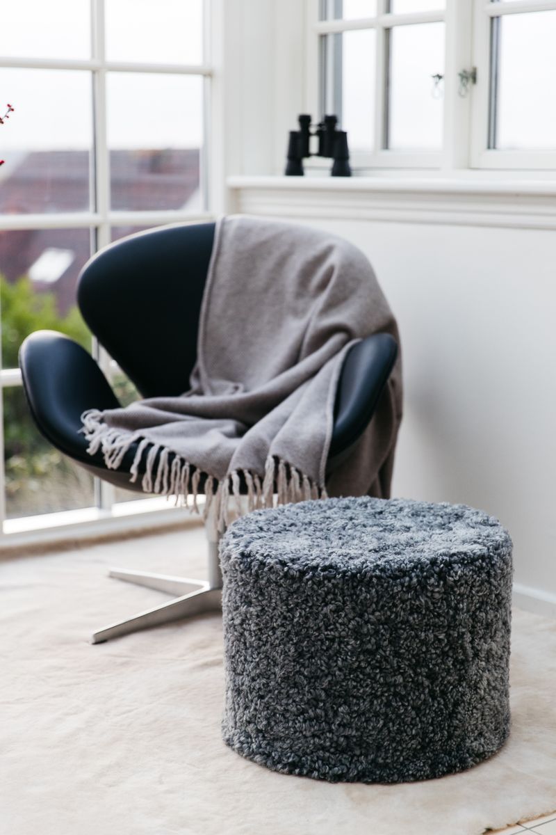 Short Wool Curly Sheepskin Pouf Light Grey