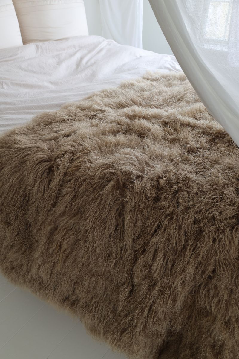 Throw of Curly Sheepskin Warm Sand