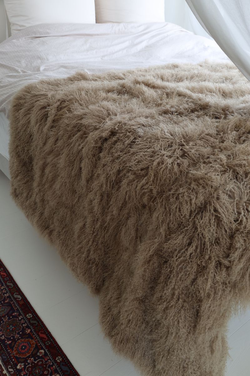 Throw of Curly Sheepskin Warm Sand